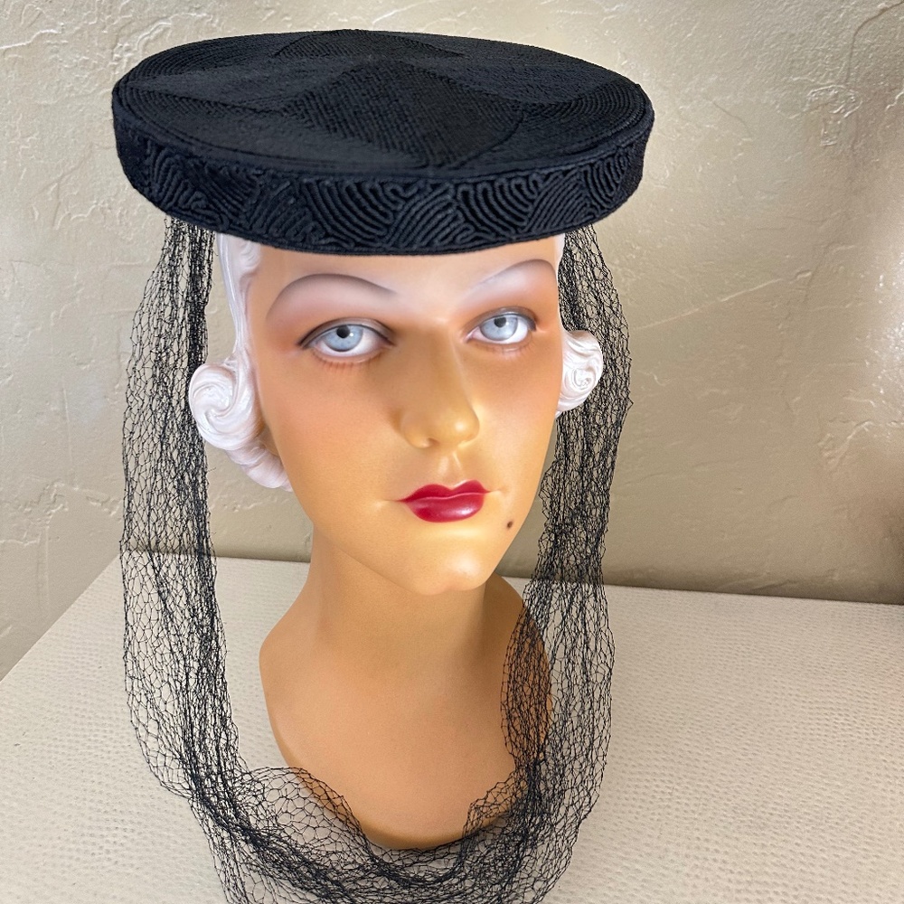 REFINED 1940s' BLACK CORDE/FELT TILT HAT WITH FLAT CROWN, BACK CAP & VEILING